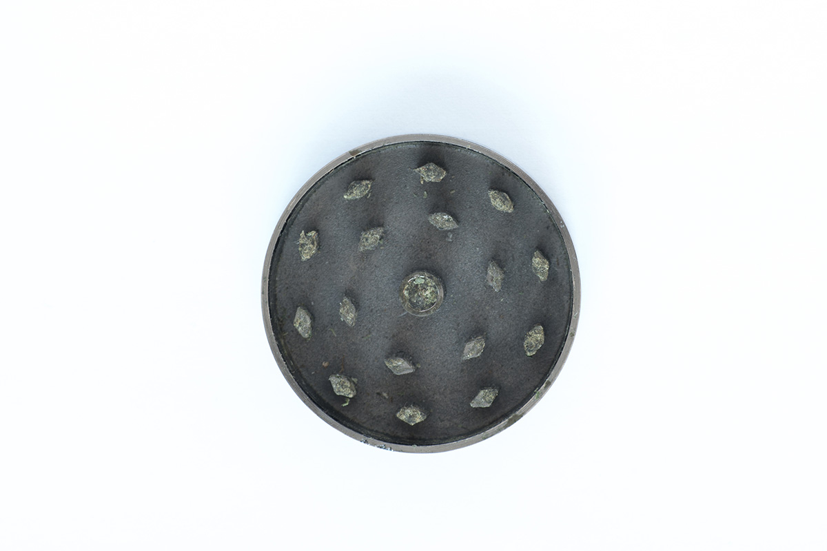 Grinder lid with teeth