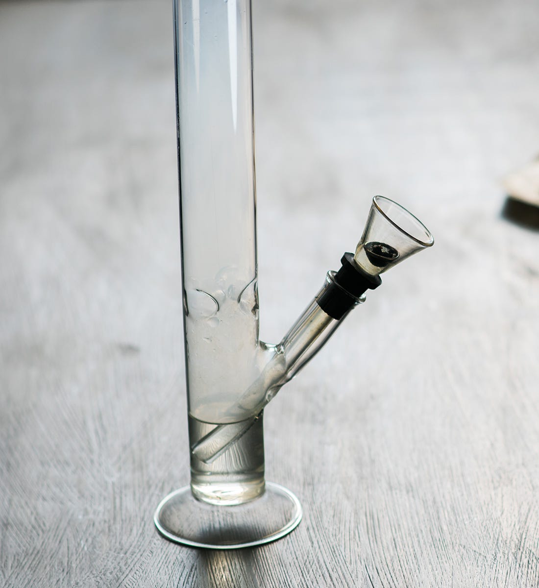 Tube bong with an ice pinch