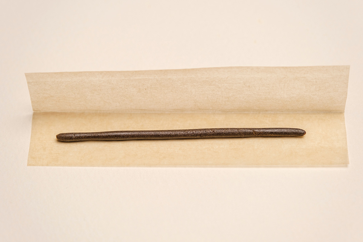 Rolling paper with a line of hash inside