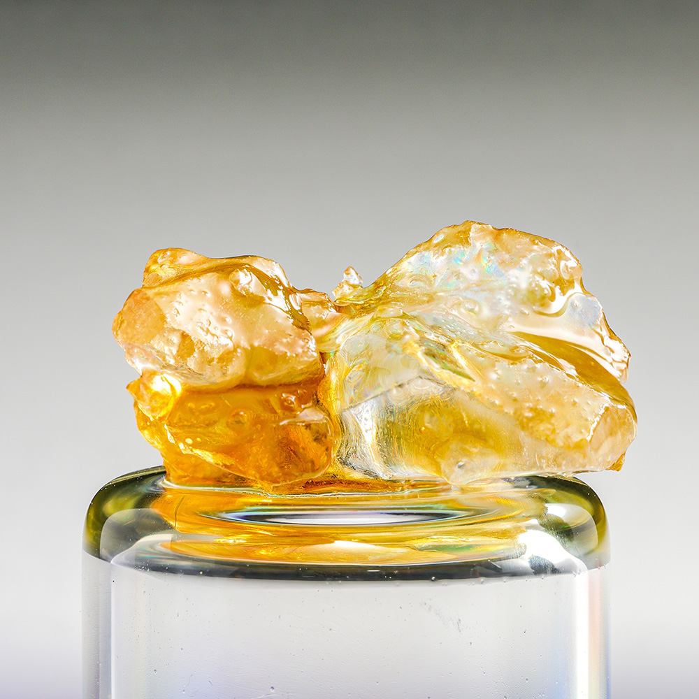 THCA diamonds on a clear block